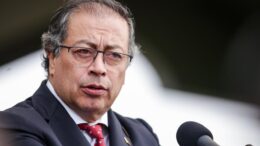 Suspenden investigación contra Petro