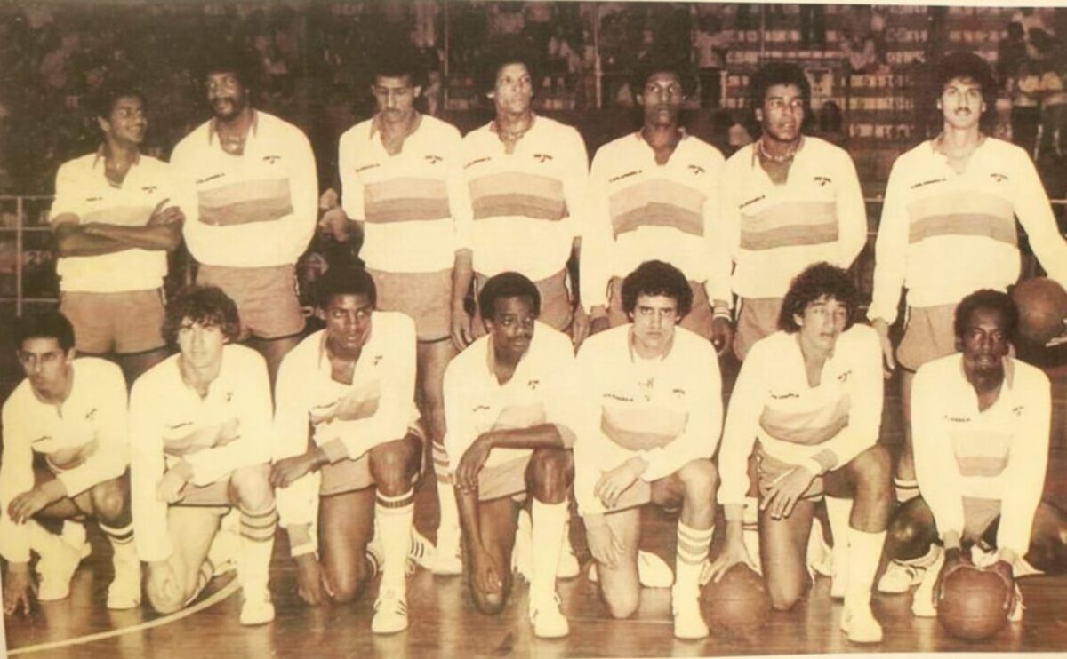 Primeros partidos de baloncesto en Colombia: estudiantes del colegio La Salle recrean el juego que, años después, se convertiría en uno de los deportes más practicados del país.