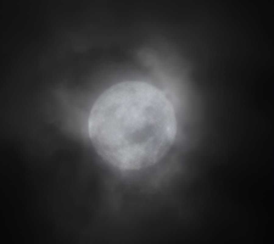 Superluna nublada
