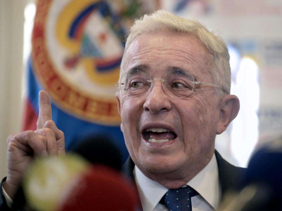 Álvaro Uribe Vélez, expresidente de Colombia, absuelto de condena a 12 años por soborno en actuación penal y fraude procesal por el Tribunal Superior