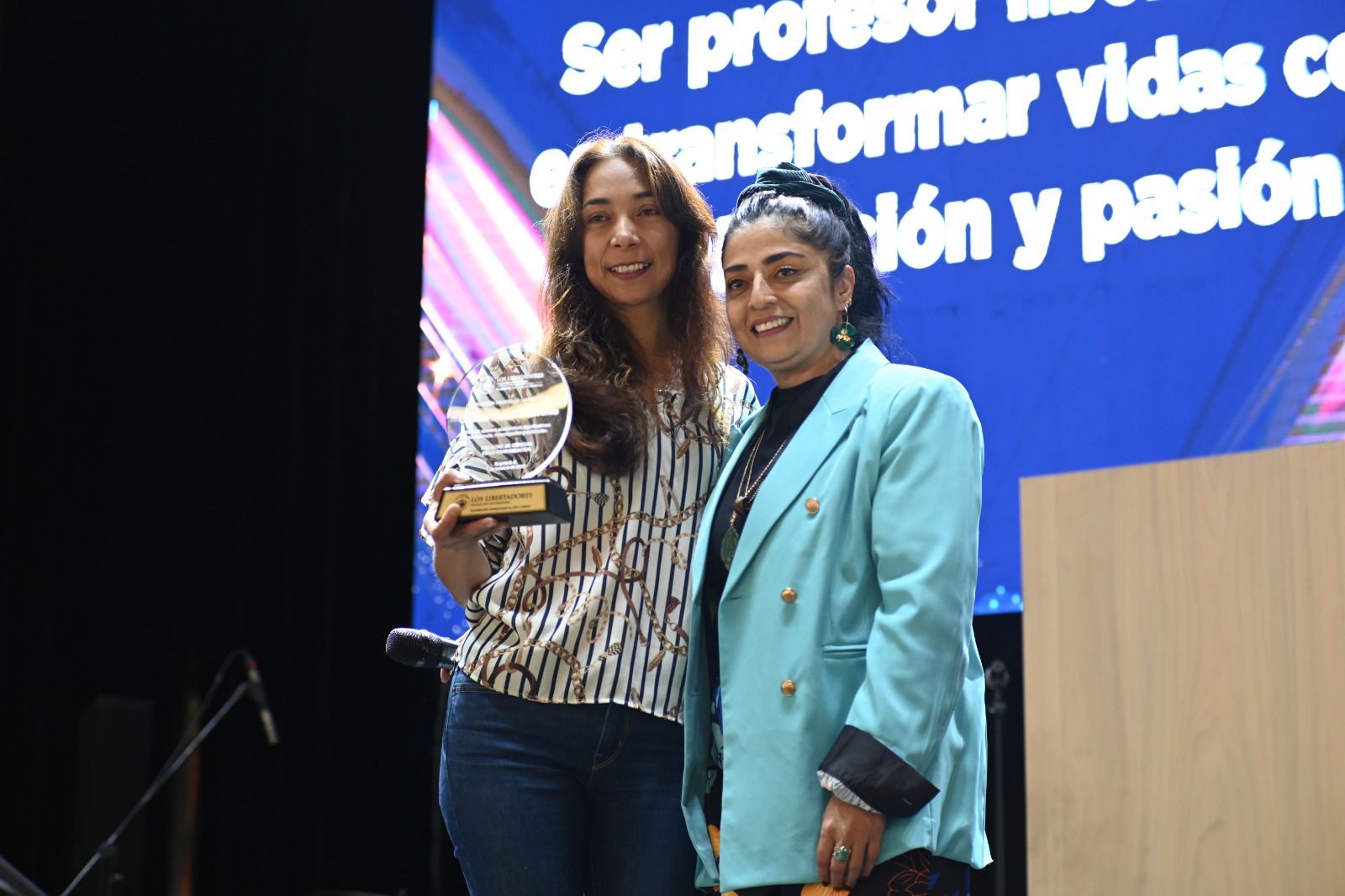 Claudia Gordillo recibe premio Profesor Libertador 2025