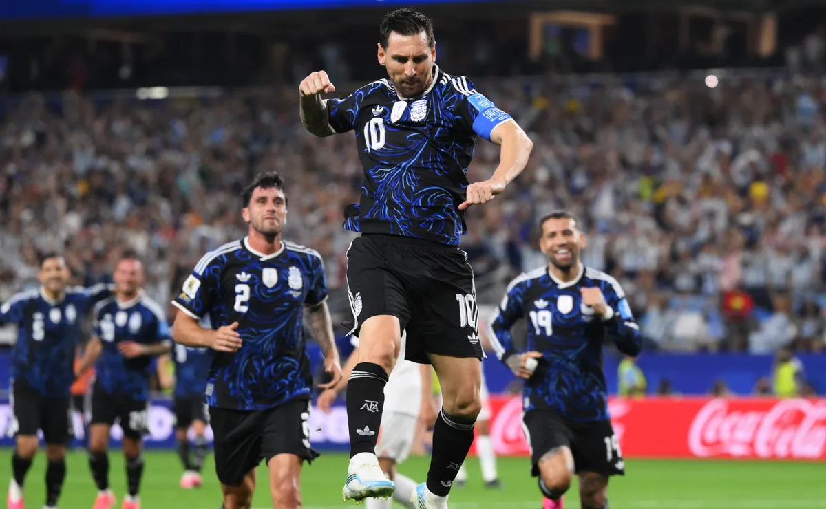 Messi sale desde el banco, la Argentina alternativa goleó y cierra el Grupo J con puntaje perfecto
