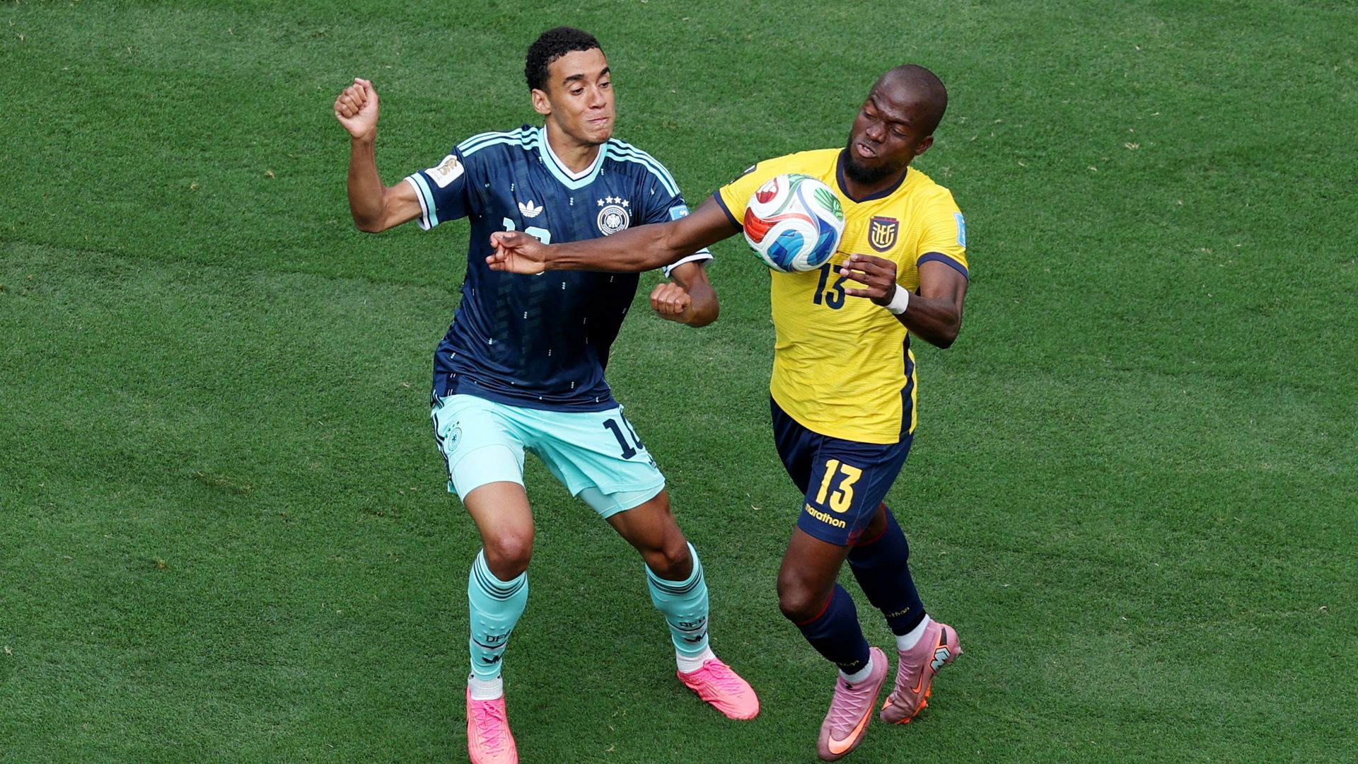 Ecuador firma una gesta histórica: vence 2-1 a Alemania y espera meterse en la siguiente ronda