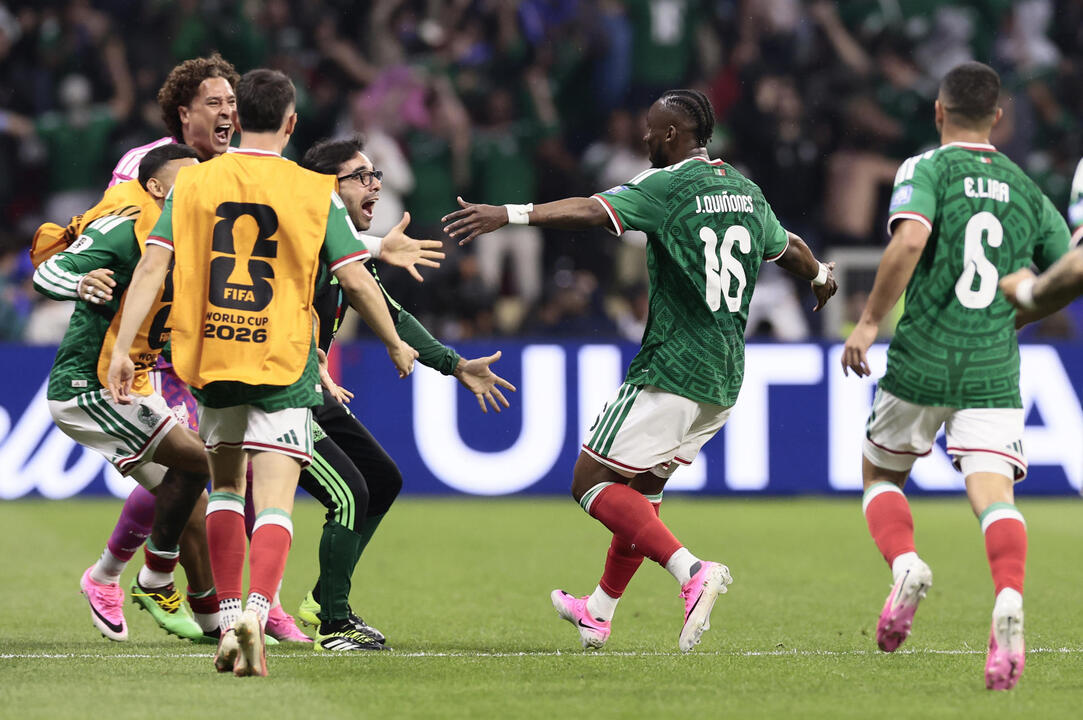 México vence 2-0 a Ecuador en el Azteca, rompe el maleficio del cuarto partido y avanza a octavos