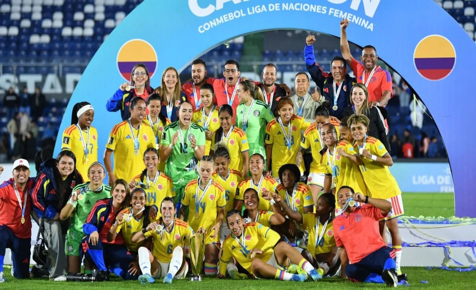 Las jugadoras de la Selección Colombia Femenina levantando el trofeo de campeonas de la Liga de Naciones tras vencer a Paraguay.