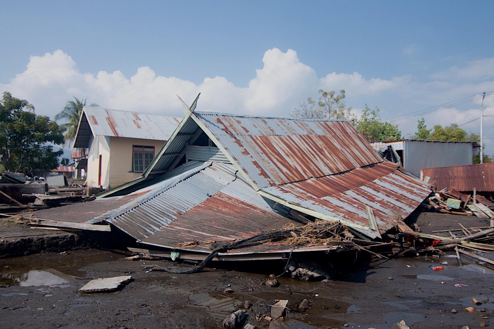 Terremoto de 7,7 en Indonesia deja 47 muertos y activa alerta de tsunami