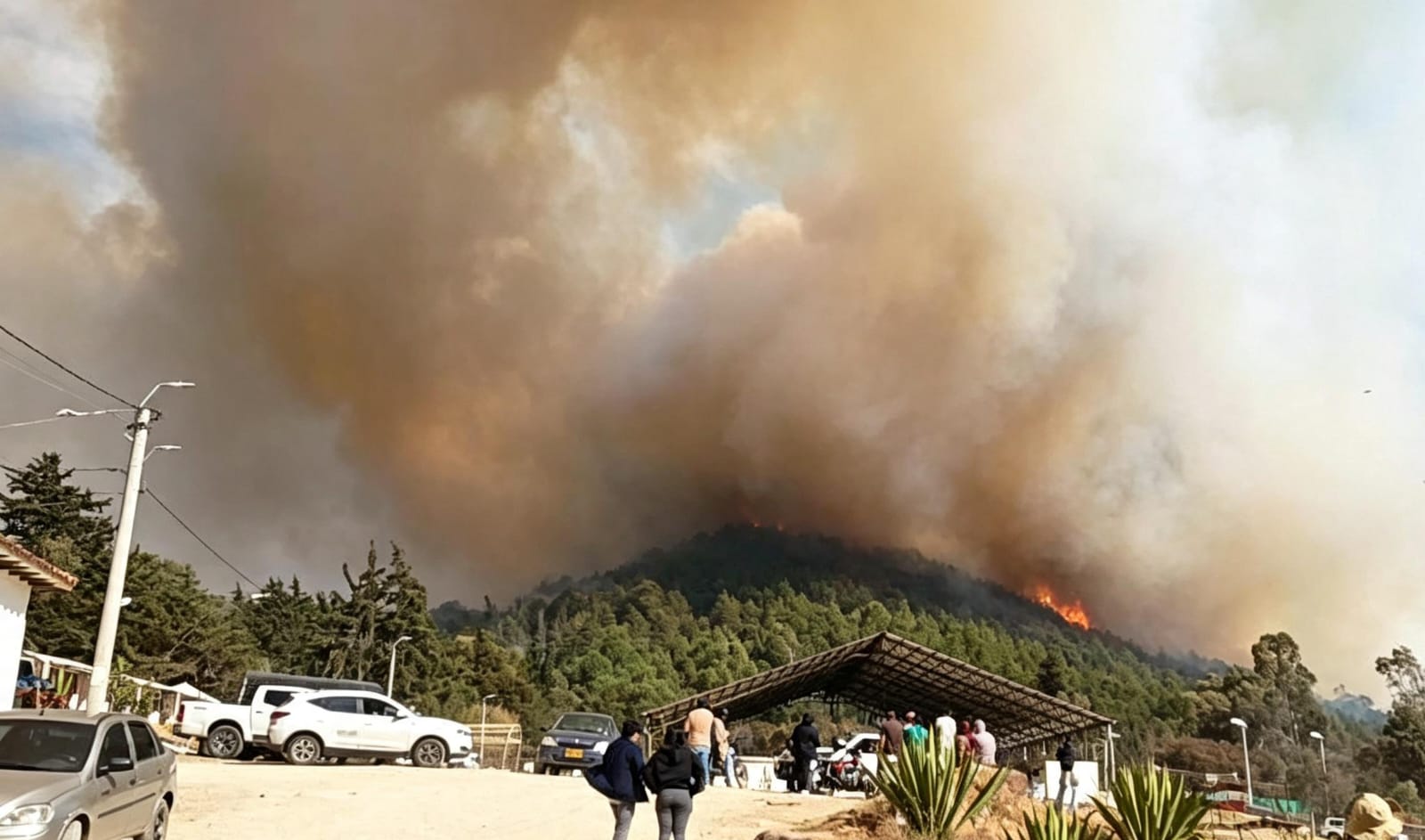 Grave emergencia ambiental en Villa de Leyva: voraz incendio en el cerro San Marcos moviliza a los cuerpos de socorro