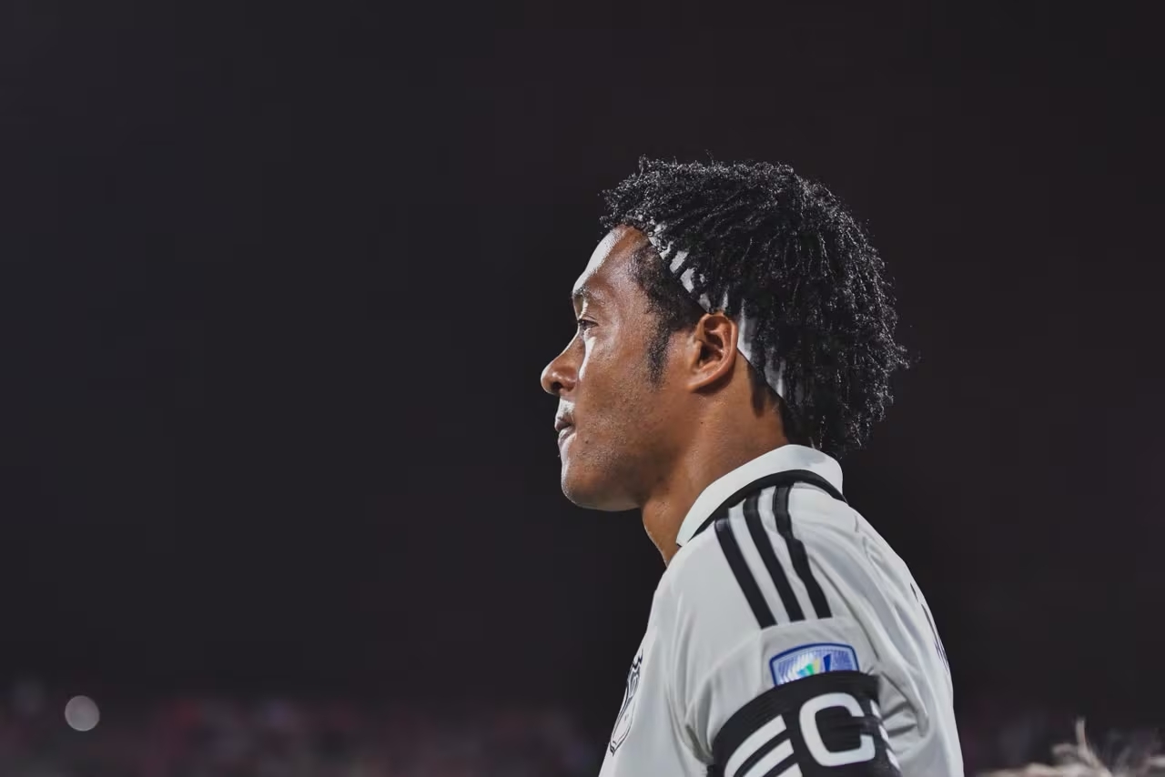 Con cinta de capitán y ambiente picante: así se vivió el esperado debut de Juan Guillermo Cuadrado con Millonarios