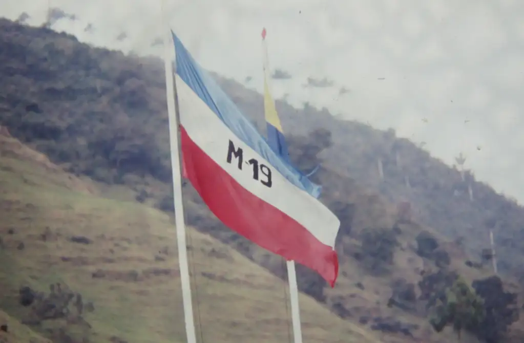Gobierno ordena retirar símbolos del M-19 y formaliza el retiro de Colombia del Grupo de La Haya